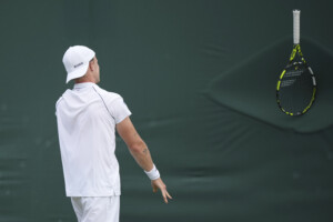 wimbledon insultes et raquettes cassees avalanche damendes pour les joueurs de tennis
