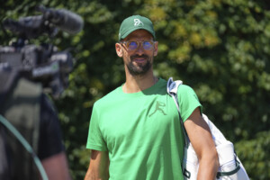 wimbledon djokovic sur le court pour une derniere mise au point pret a affronter sinner
