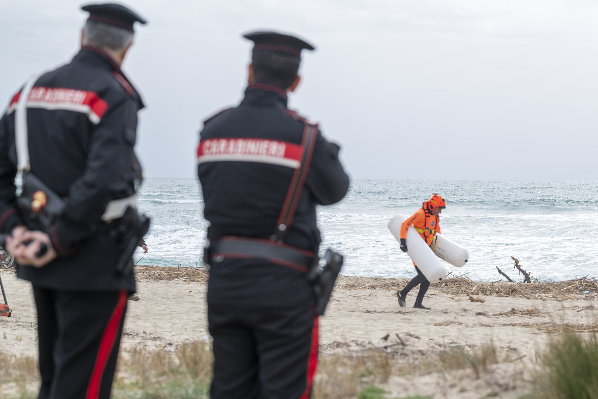 viterbe un adolescent meurt enseveli sous le sable a montalto son pere est mis en