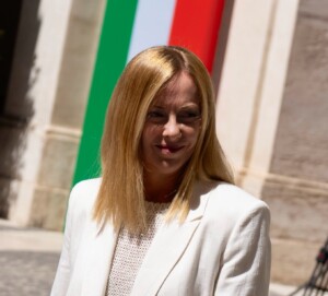 enquete urbanistique meloni une mise en examen nentraine pas automatiquement la demission