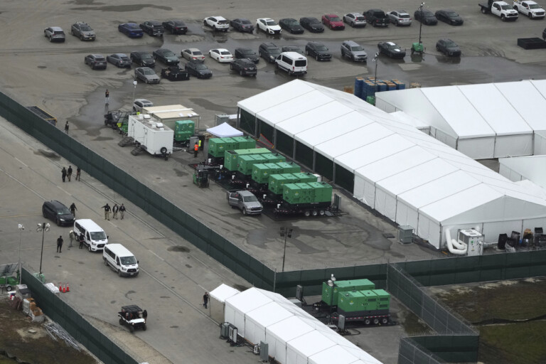 etats unis deux italiens detenus au centre pour migrants alligator alcatraz en floride