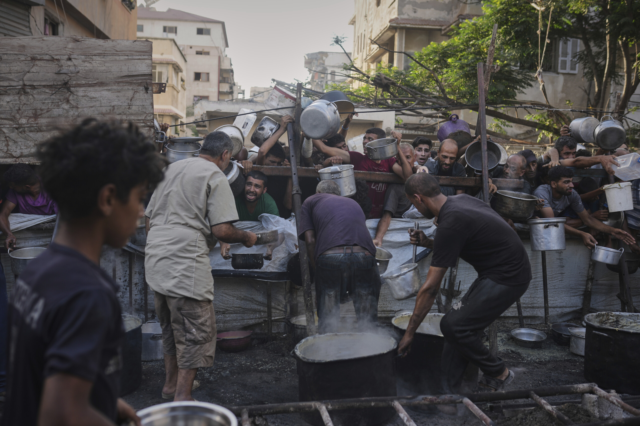 moyen orient selon les medias 60 morts depuis laube a gaza dont 35 qui attendaient des secours scaled