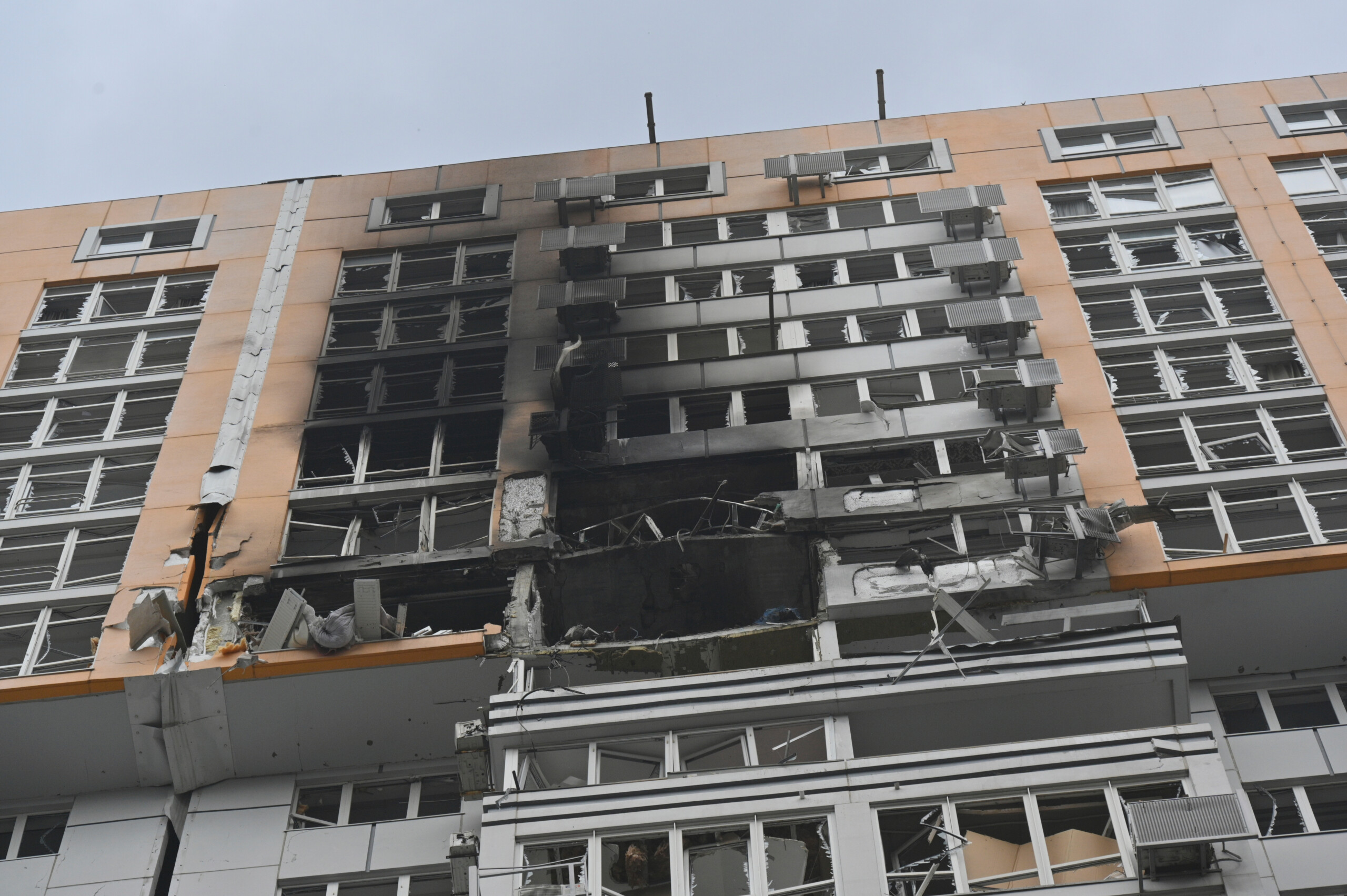 ukraine un incendie se declare dans un immeuble de 9 etages apres une attaque a odessa au moins un mort scaled