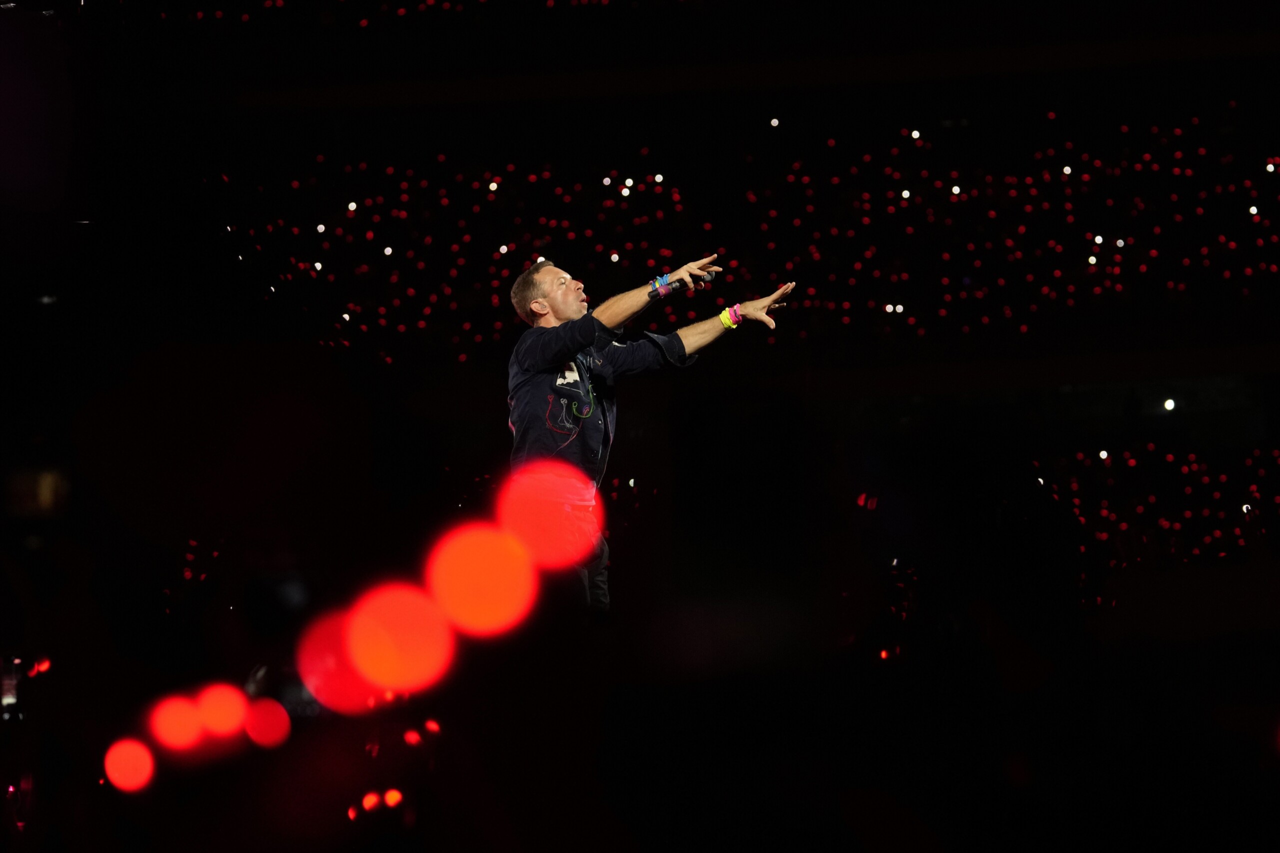 etats unis des amants surpris au concert de coldplay il demissionne de lastronomer scaled