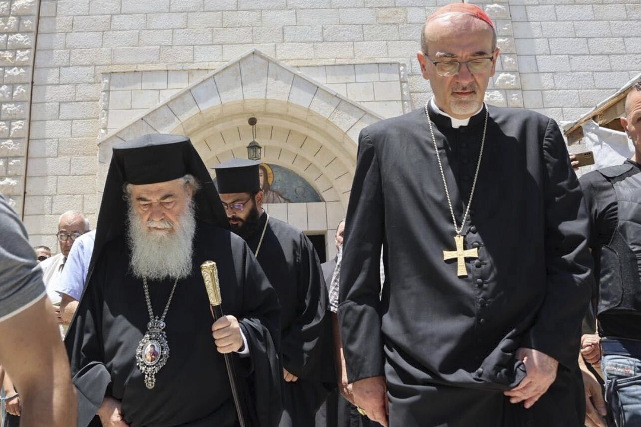 gaza le cardinal pizzaballa preside la messe a leglise de la sainte famille