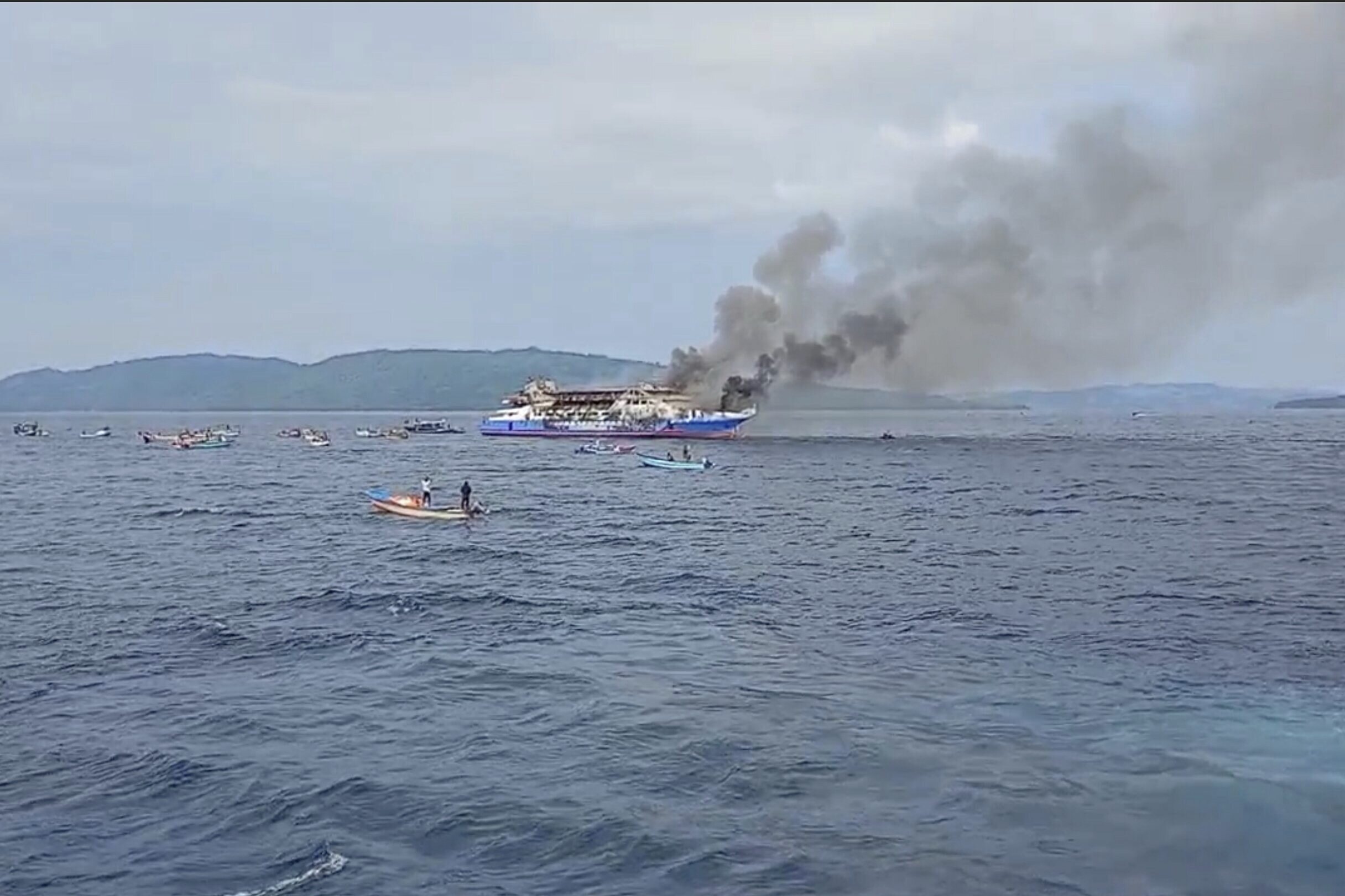 indonesie incendie sur un ferry trois morts et plus de 560 sauves
