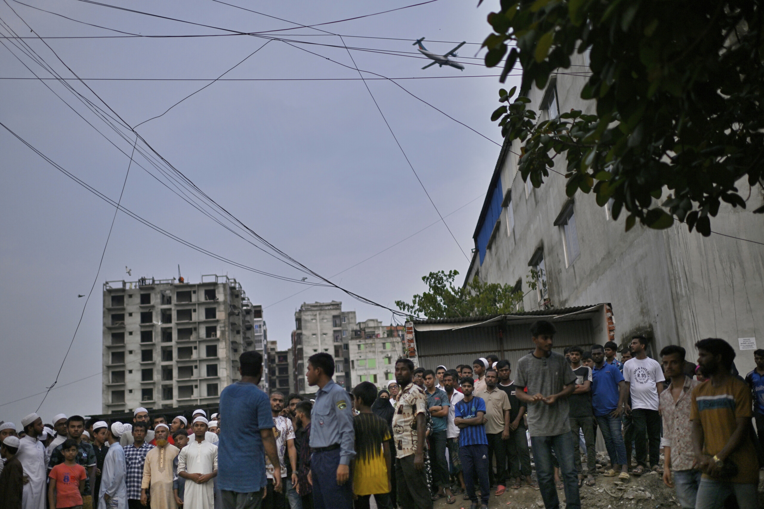 bangladesh le bilan seleve a 27 victimes apres le crash dun avion sur une ecole scaled