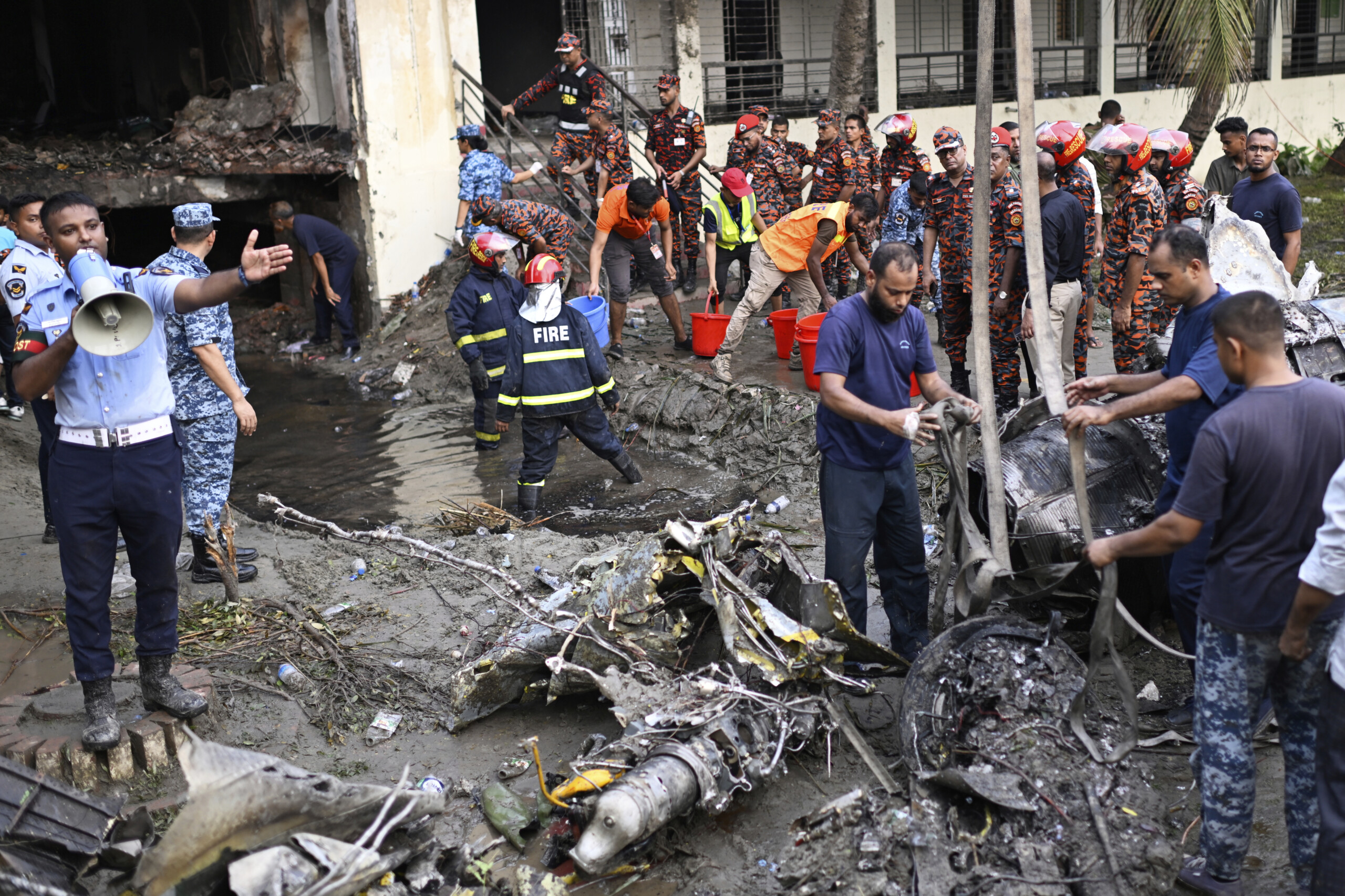bangladesh le bilan seleve a 31 morts dans le crash dun avion sur une ecole dont 25 eleves scaled