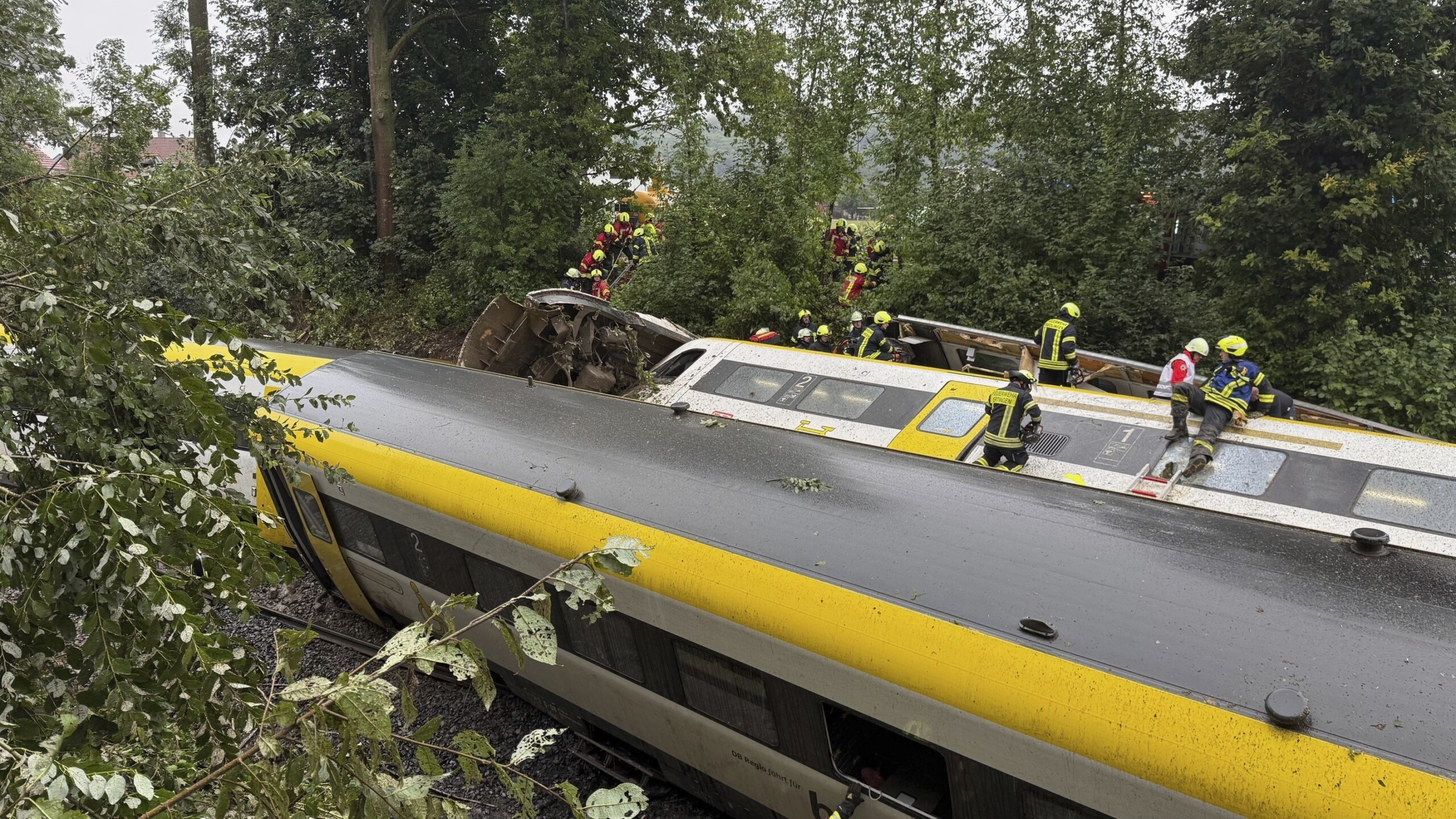allemagne police au moins trois morts dans un deraillement de train scaled