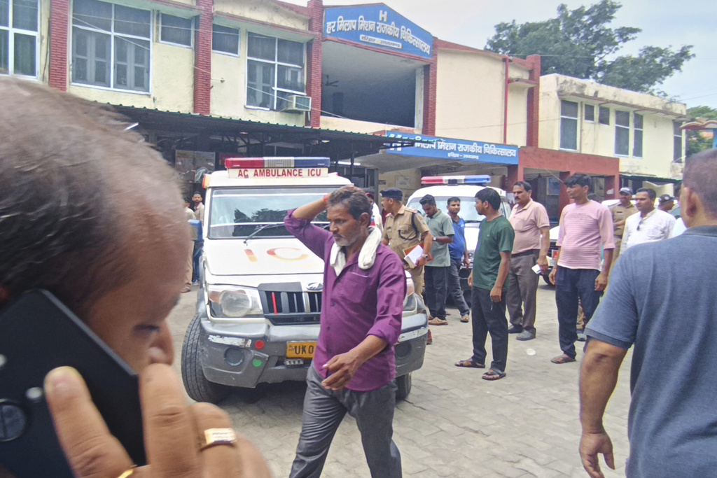 inde bousculade dans un temple hindou apres la chute dun cable electrique au moins 6 morts