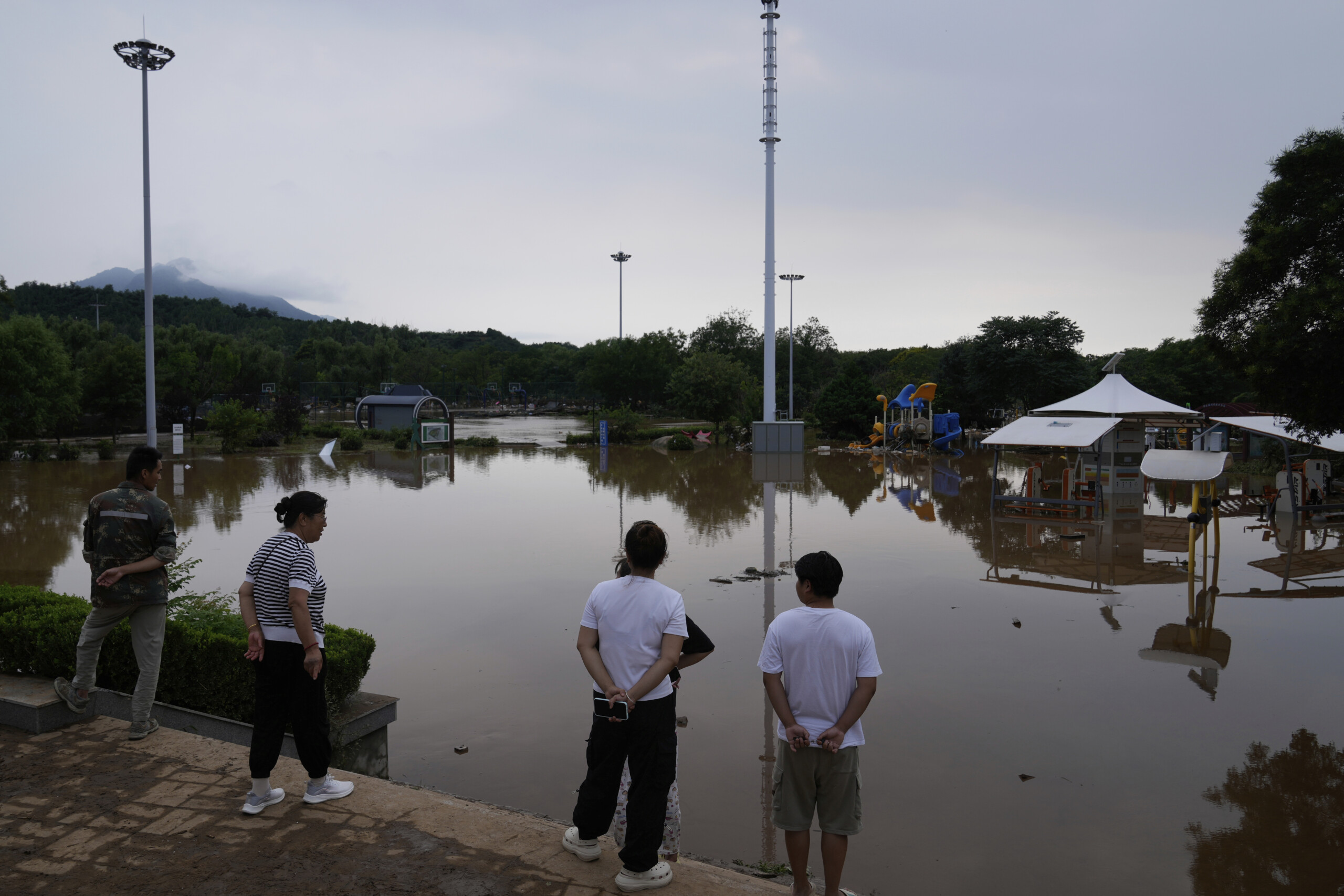chine fortes pluies et inondations a pekin 38 morts et 80 000 evacues scaled