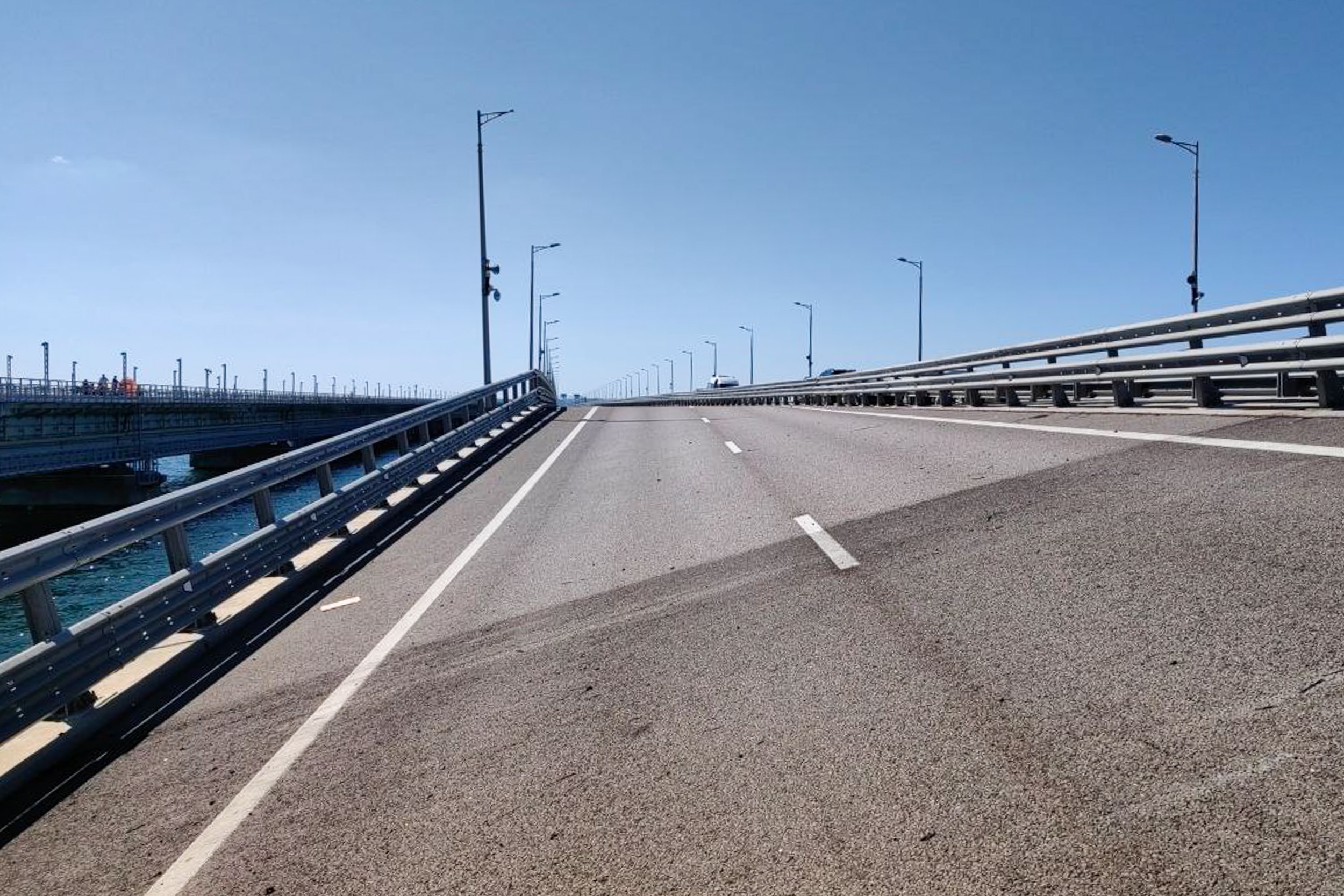ukraine explosions en crimee circulation sur le pont bloquee