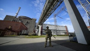 zaporizhzhia moscou incendie pres dune centrale nucleaire apres une attaque de kiev