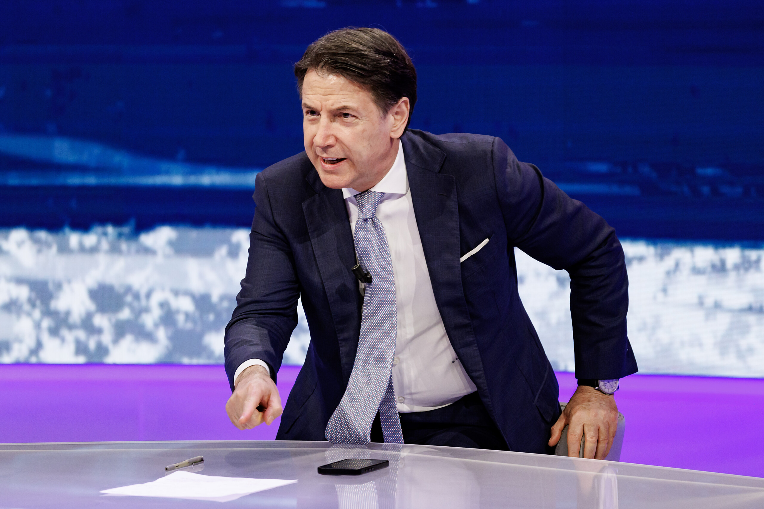 gouvernement conte soumis aux pouvoirs forts et aux italiens toujours plus en difficulte scaled