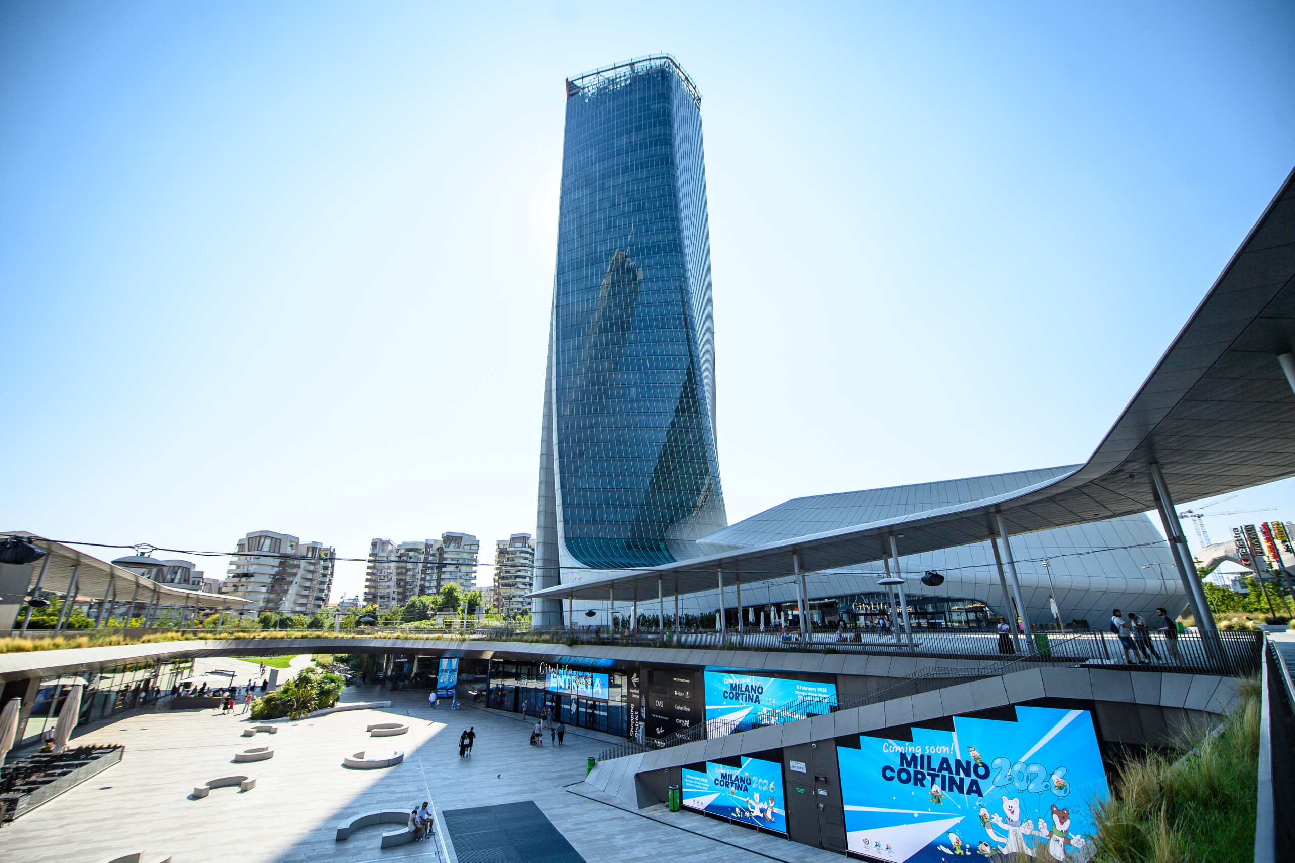 milan lenseigne de la tour hadid de generali enlevee apres leffondrement scaled