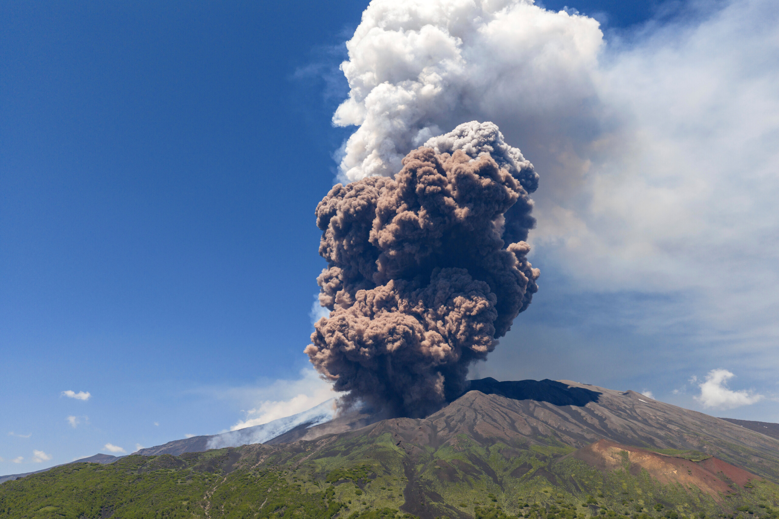 etna nouvelle bouche effusive ouverte coulee de lave a 3000 metres scaled