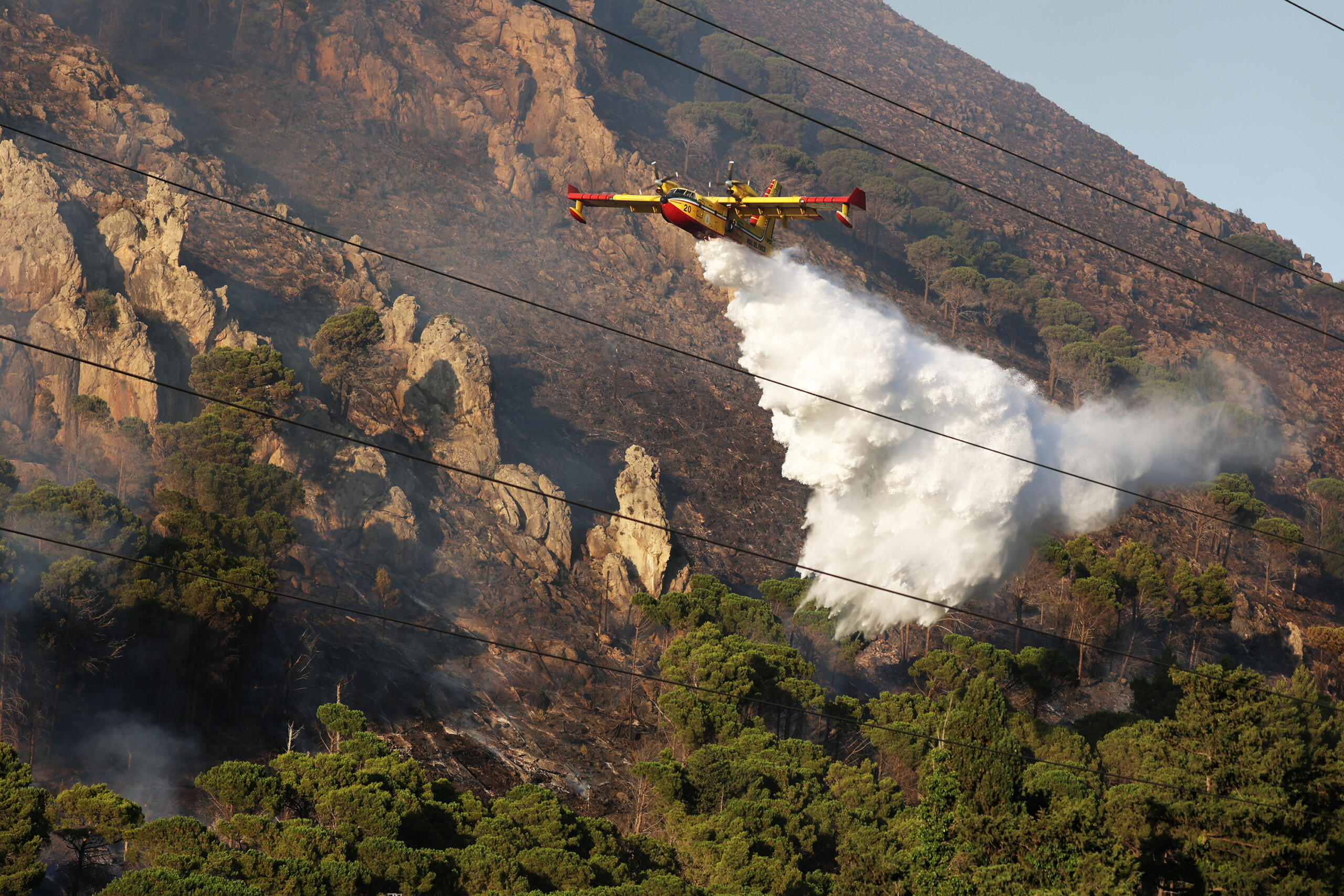 incendies les flammes continuent de faire rage sur le vesuve 12 equipes et 6 canadair a pied doeuvre scaled