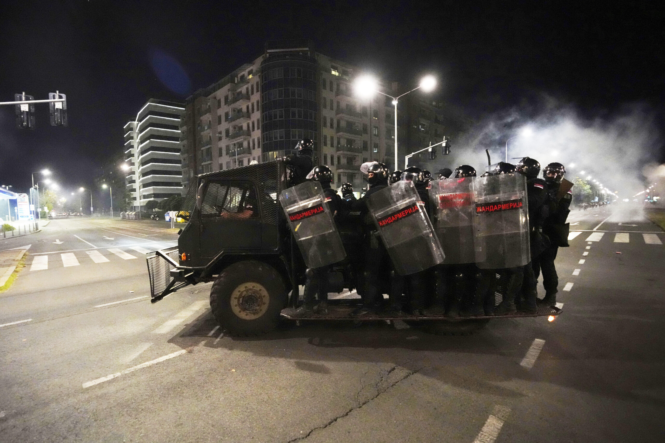 serbie manifestations contre le president vucic affrontements a belgrade scaled