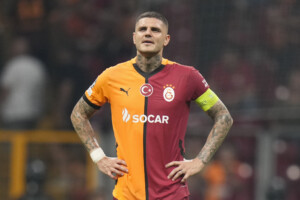 football submerge par les fans de galatasaray icardi donne un coup de tete a un supporter