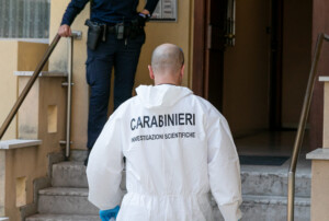 rome le cadavre dun homme retrouve sur le toit dun garage les carabiniers enquetent
