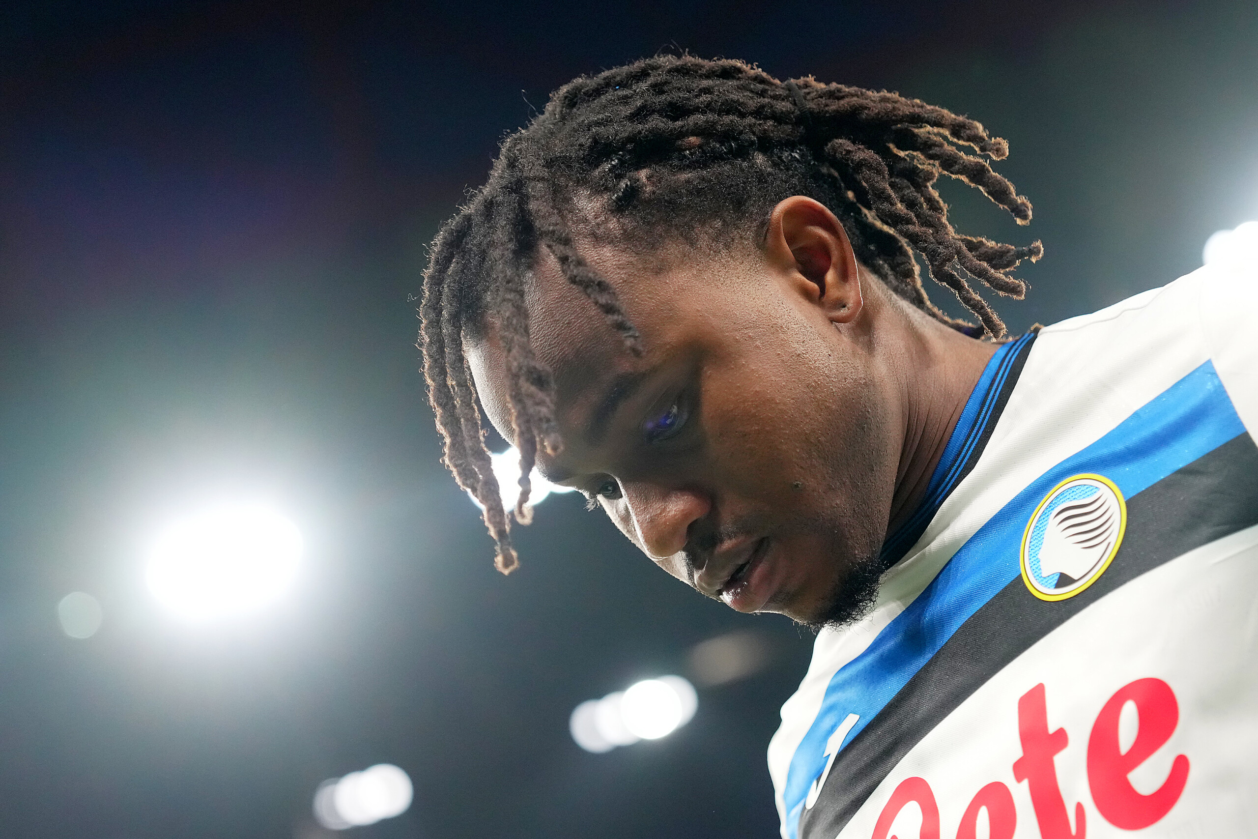 atalanta banderole des supporters a lookman le maillot doit etre honore scaled