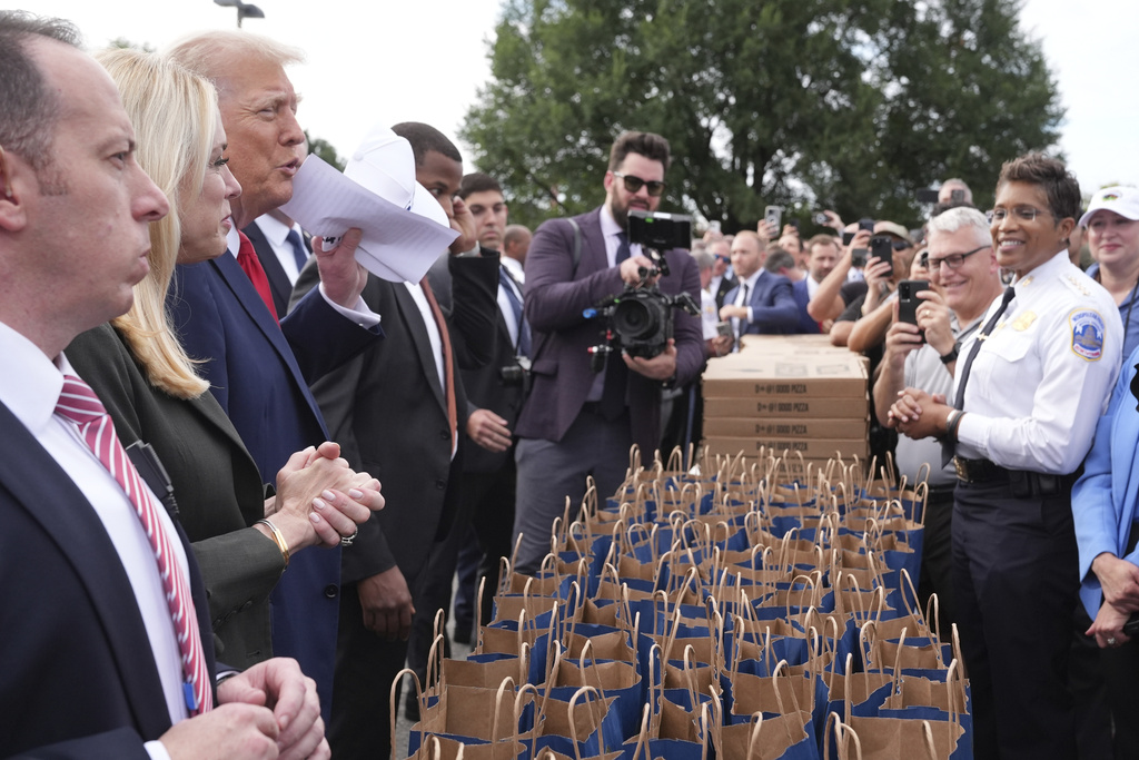 trump rejoint les agents de patrouille a washington