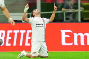 la cremonese simpose a san siro 2 1 contre milan la roma bat bologne