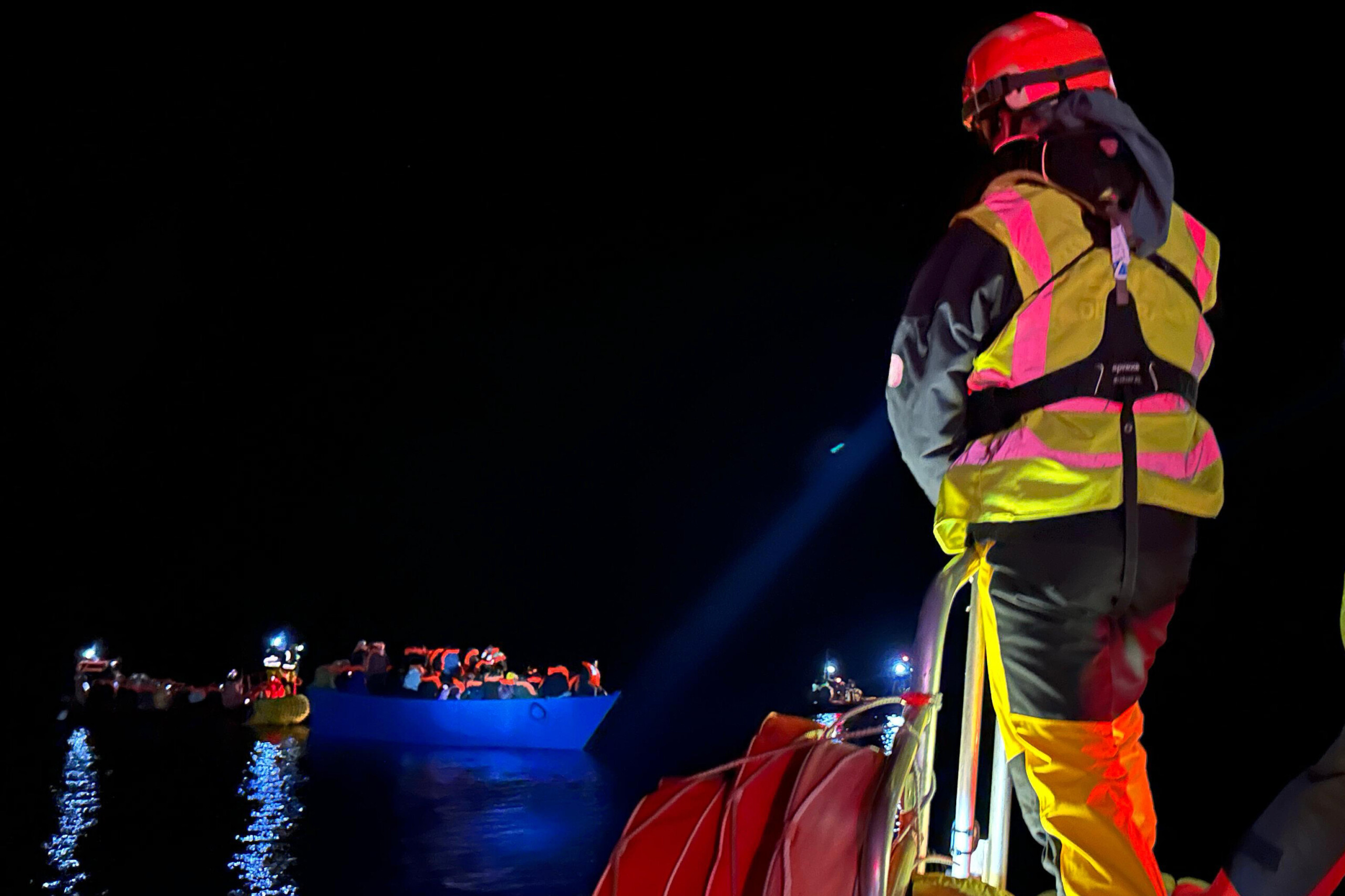 migrants locean viking sauve 47 personnes port assigne a 1 300 km scaled