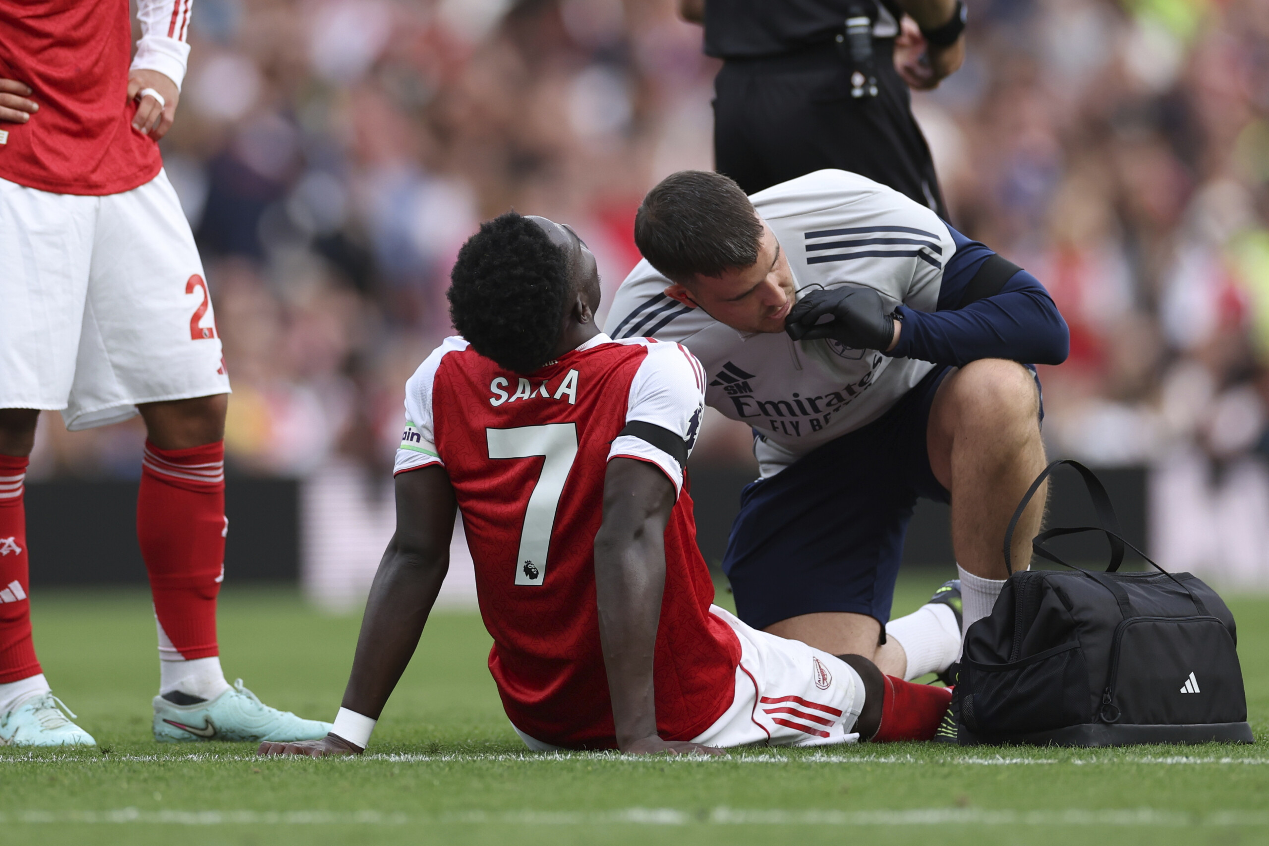 football arsenal blessure au biceps femoral saka absent pendant un mois scaled
