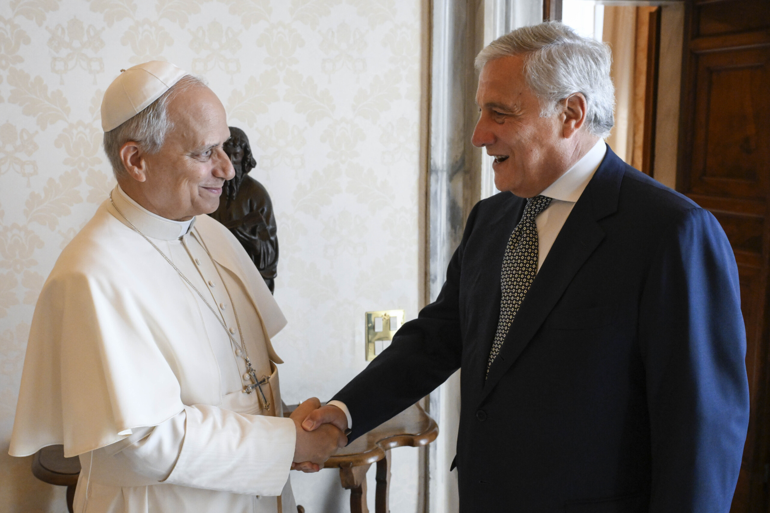 ukraine tajani grande confiance dans le pape leon xiv pour la paix scaled