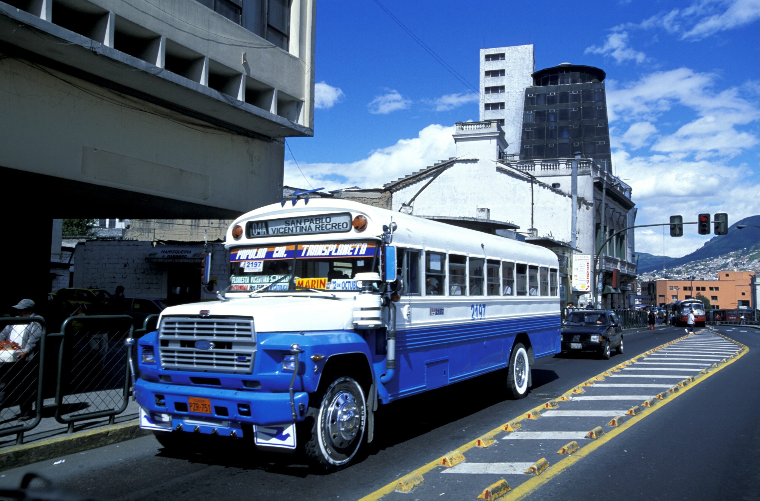 equateur un bus tombe dans un ravin au moins 9 morts scaled