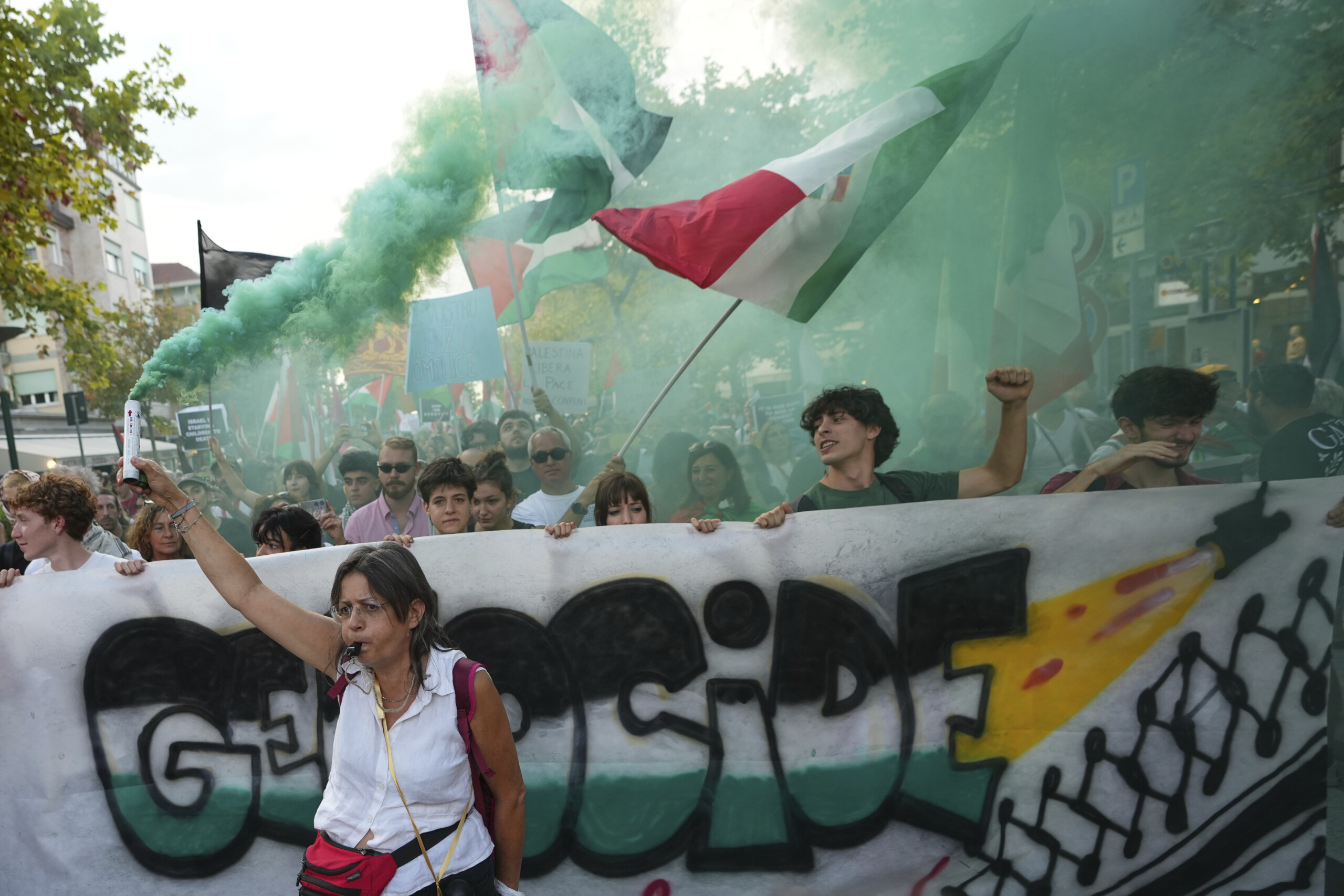 venise 82 manifestants sur la plage ils lancent un drapeau en criant palestine libre scaled