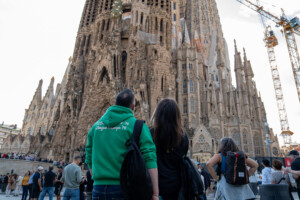 espagne poudre coloree sur la facade de la sagrada familia deux militantes pour le climat interpellees