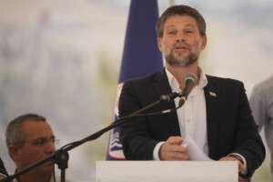 smotrich presente un plan visant a annexer 82 de la cisjordanie