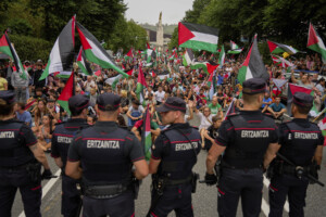 vuelta trois arrestations et quatre policiers blesses lors dune manifestation pro palestinienne