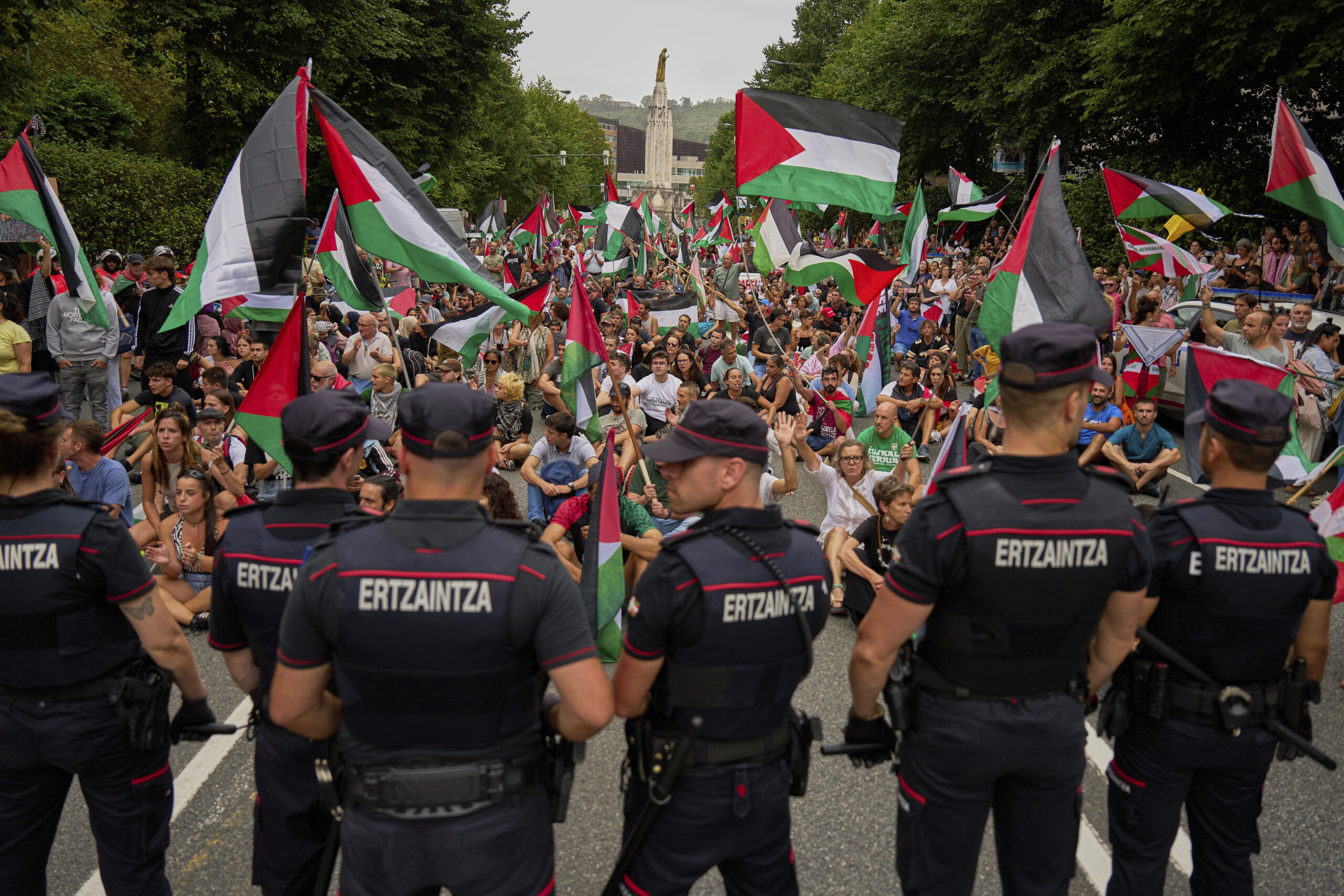 vuelta trois arrestations et quatre policiers blesses lors dune manifestation pro palestinienne scaled