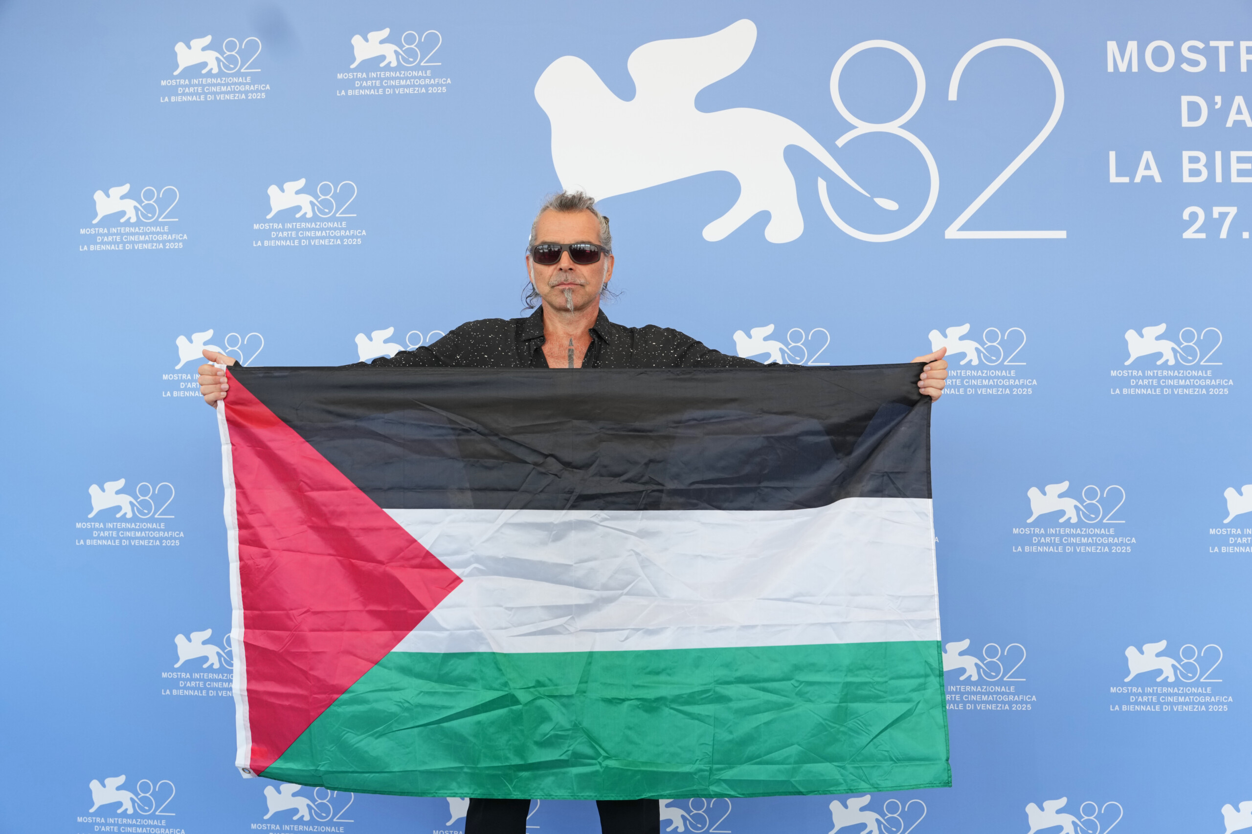 venise 82 piero pelu au festival du cinema avec le drapeau palestinien scaled