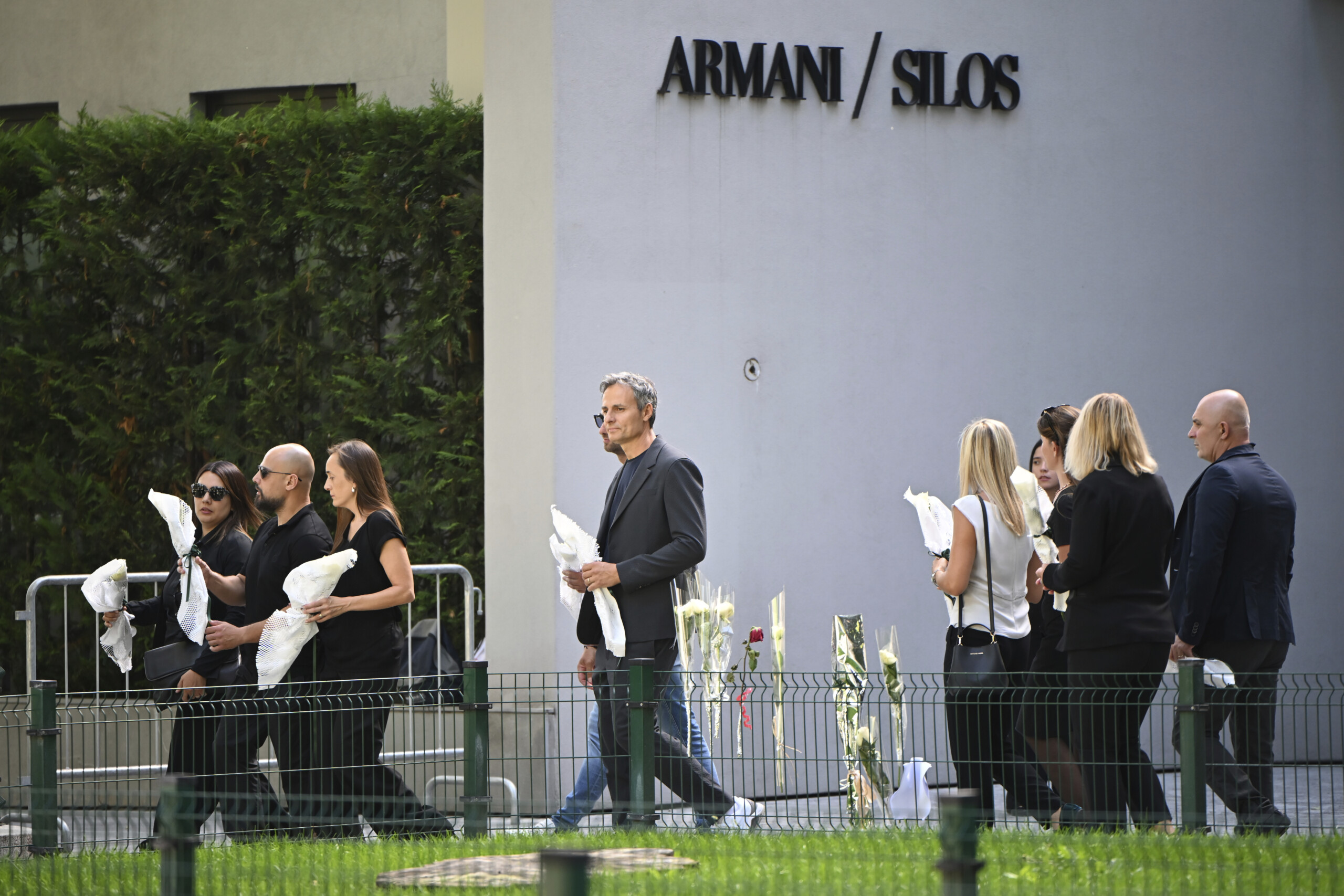 armani plus de 6 000 personnes aujourdhui a la chambre funeraire reouverture dimanche a 9 heures scaled