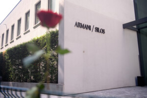 armani une foule fait la queue pour acceder a la chambre funeraire