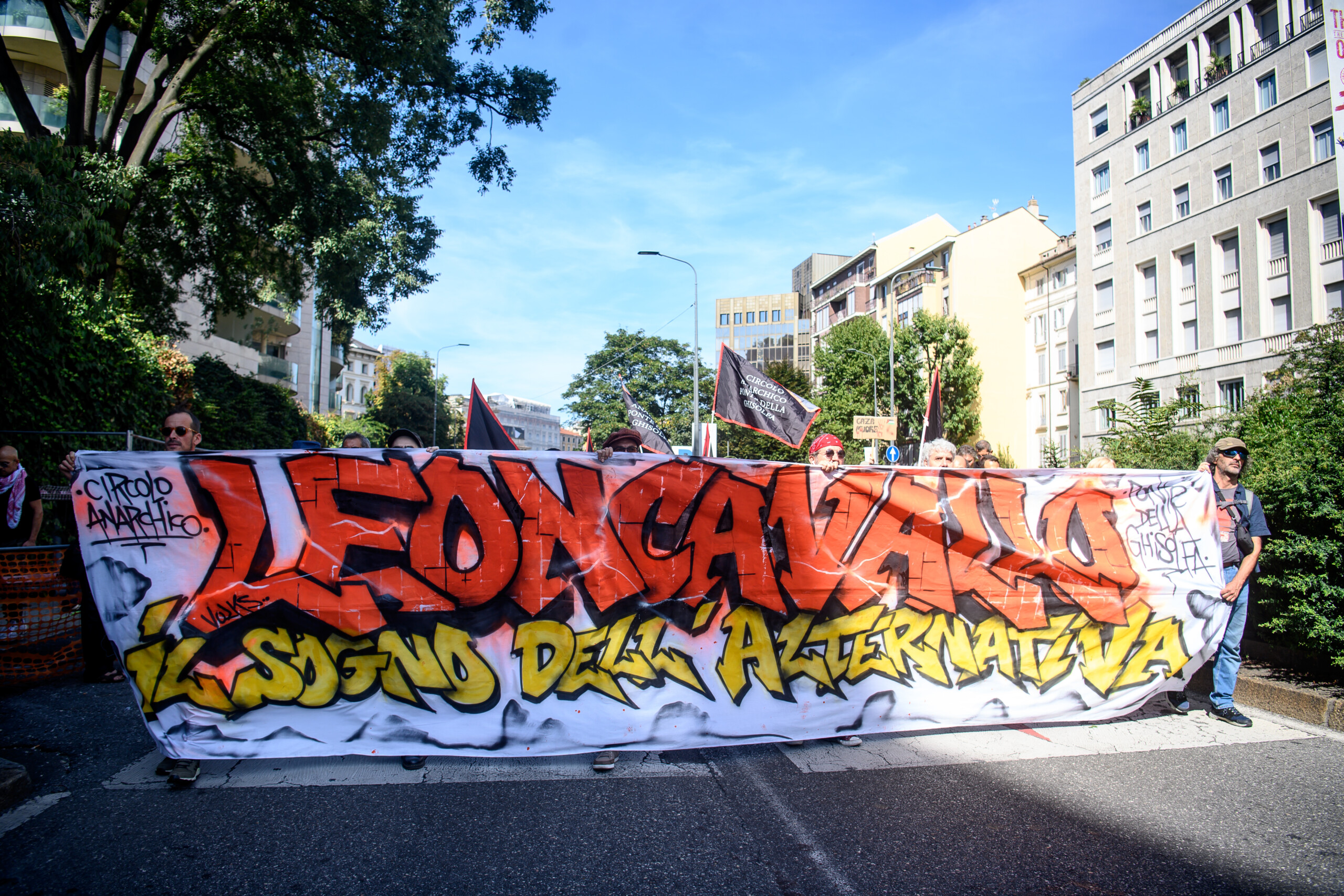 leoncavallo des manifestants lancent des oeufs sur les forces de lordre scaled
