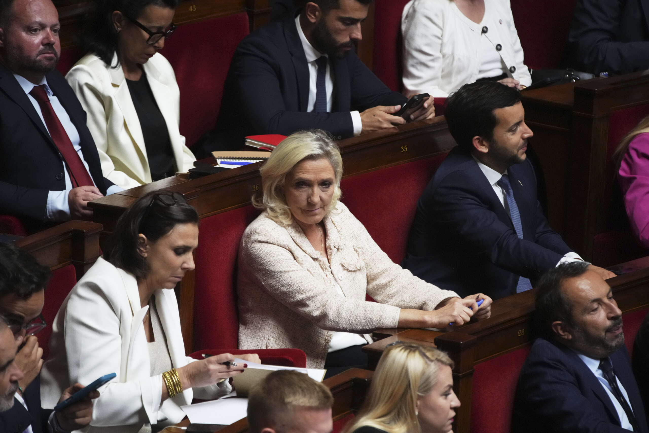 france le pen avec le vote de confiance lagonie dun gouvernement fantome prend fin scaled