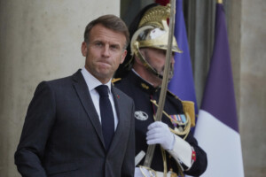 france macron prend acte de la chute de bayrou successeur dans quelques jours