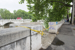 rome un ouvrier meurt ecrase par un chariot elevateur sur le quai du tibre