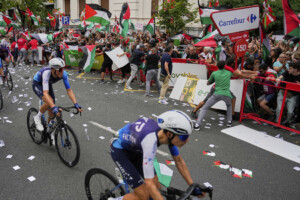 cyclisme vuelta bernal remporte letape neutralisee a 8 km de larrivee vingegaard en rouge