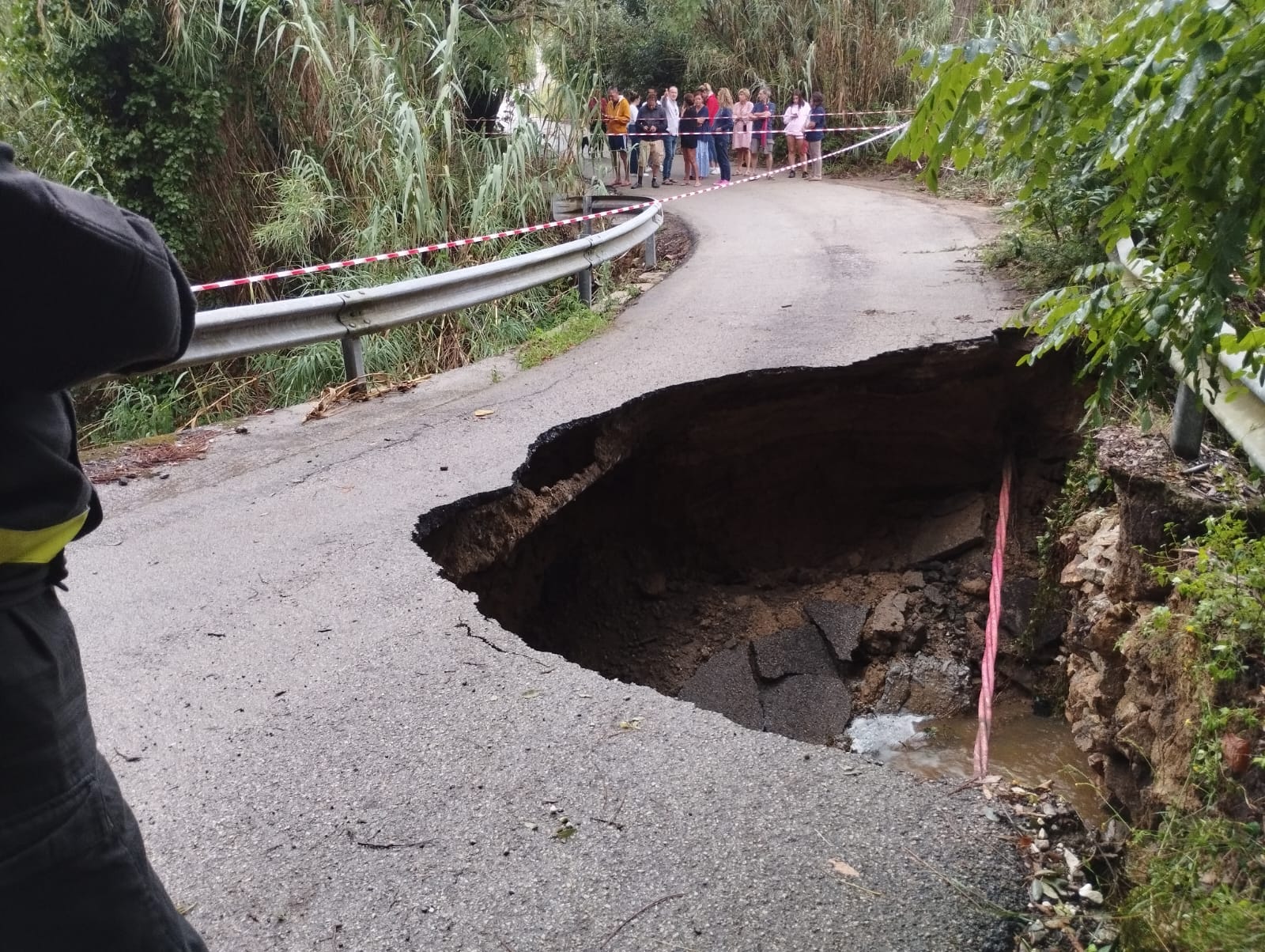 intemperies glissement de terrain sur la route des centaines de personnes isolees sur lile delbe