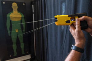 piantedosi le taser ne doit pas etre lobjet de polemiques ideologiques