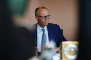 pologne merz la russie a mis des vies humaines en danger dans un etat membre de lotan et de lue