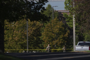 etats unis meurtre de kirk une nouvelle video montre le suspect senfuyant de lecole vers les bois