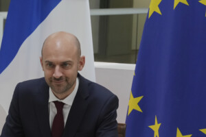 pologne la france convoque lambassadeur russe au sujet de lincursion de drones