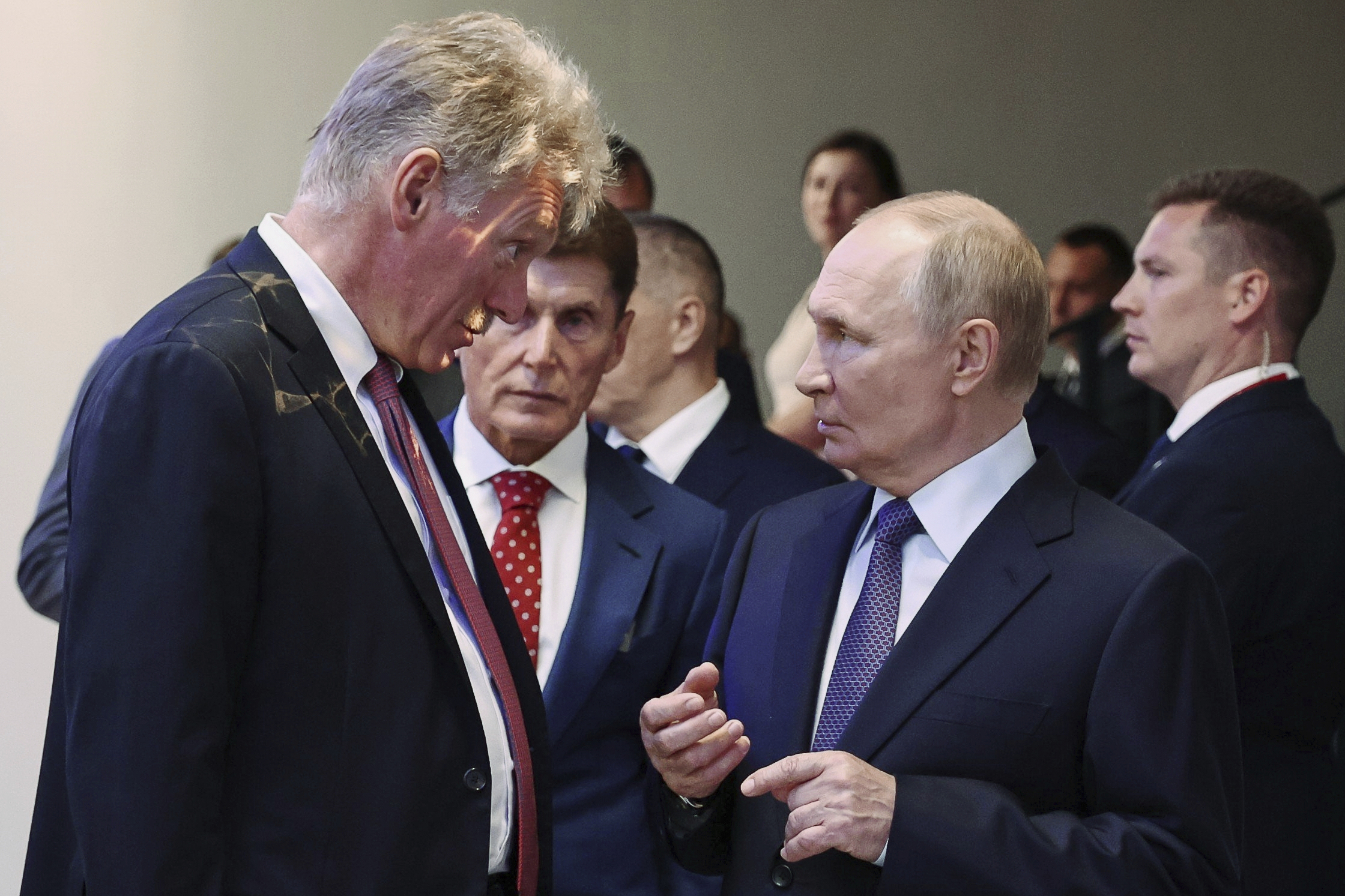 ukraine kremlin les negociations avec kiev sont suspendues